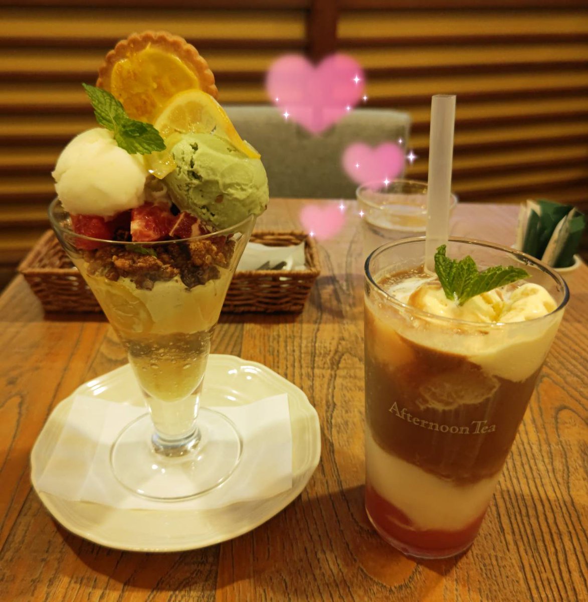 nene_sahara's tweet image. Afternoon Tea TEAROOMにてレモンとピスタチオのパフェ、ピーチミルクティーのラッシーフロート。
アイスうまー🥹ピスタチオはナッツのこっくり感、レモンシャーベットはきゅんと爽やか。トップからボトムまで全部おいしいパフェ✨️ラッシーも甘すぎずほわ〜っと桃の香るふんわり華やかミルクティー🍹