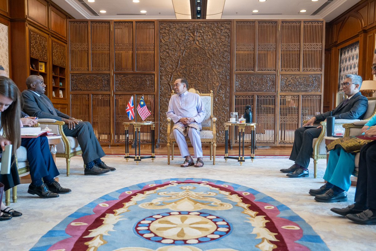UK di Malaysia: Memperkukuh Jalinan Ekonomi dan Inovasi! 🇬🇧🇲🇾 

Antara fokus perbincangan dengan Right Honourable David Lammy, Setiausaha Negara bagi Hal Ehwal Luar Negeri dan Komanwel United Kingdom ialah kepentingan Perjanjian Komprehensif dan Progresif bagi Perkongsian