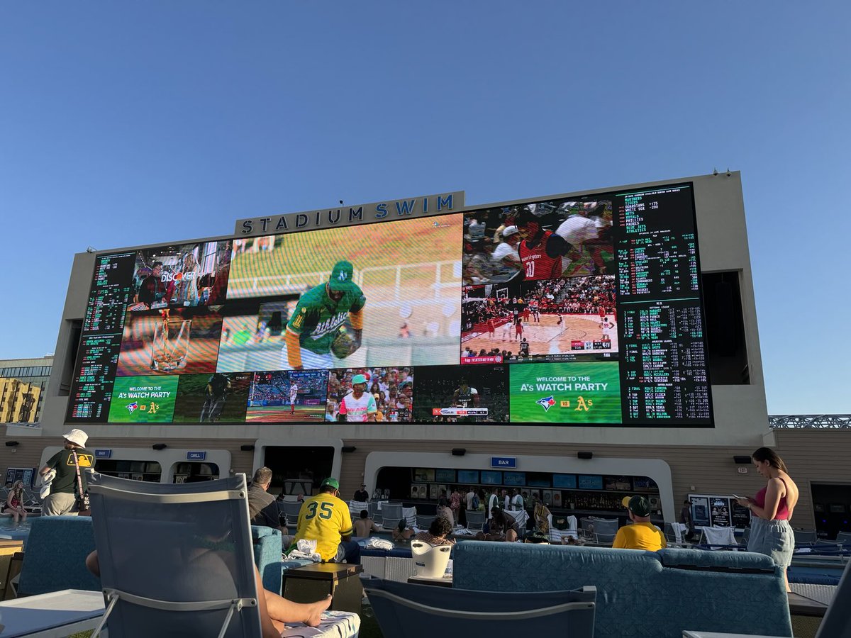 #circa #stadiumswim still cool, though way too loud vegas club music. Most shocking: no #skenes #pirates game on #circasportsbook