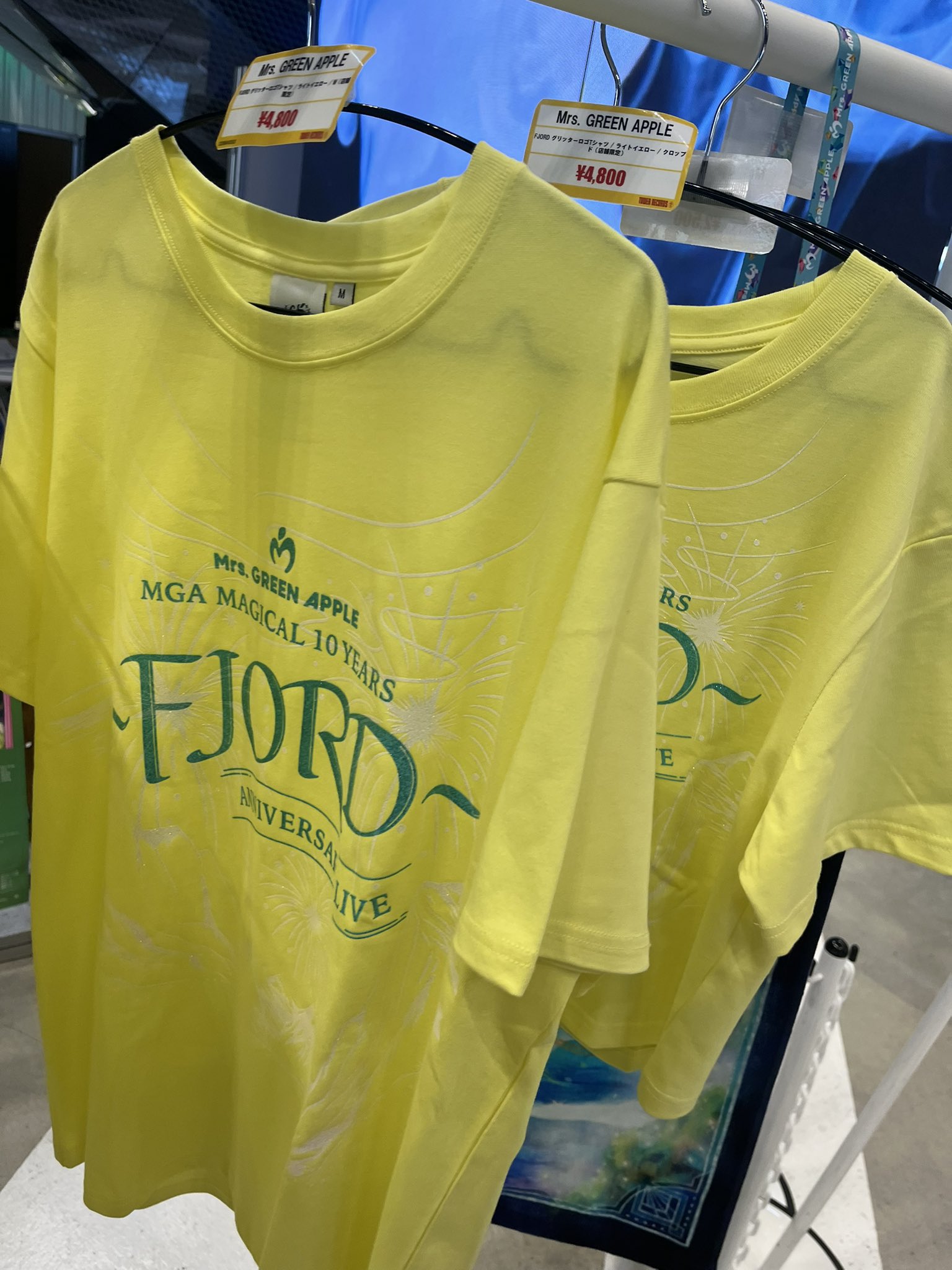 Mrs. GREEN APPLE 10周年記念Tシャツ　クロップド 黄色 Mrs.GREEN APPLE FJORD Tシャツ クロップド 黄色 限定色 - メルカリ
