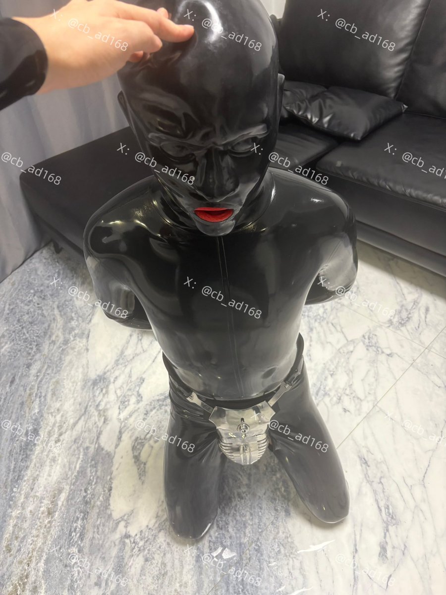 🔞乳膠玩偶🧸
🤔：這個週末就這樣度過了喔
🥵嗚嗚嗚不可以！
🤔：聽不到你說什麼頭套的嘴套，緊緊壓住了小狗的舌頭喲，真可愛😍
（摸摸卡拉拉）🥹