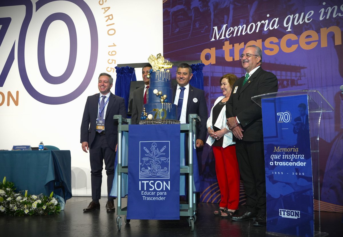 Partida simbólica de pastel y mañanitas a la universidad. 🎂🎊

ITSON, Memoria que inspira a trascender. 💙

#70aniversarioitson