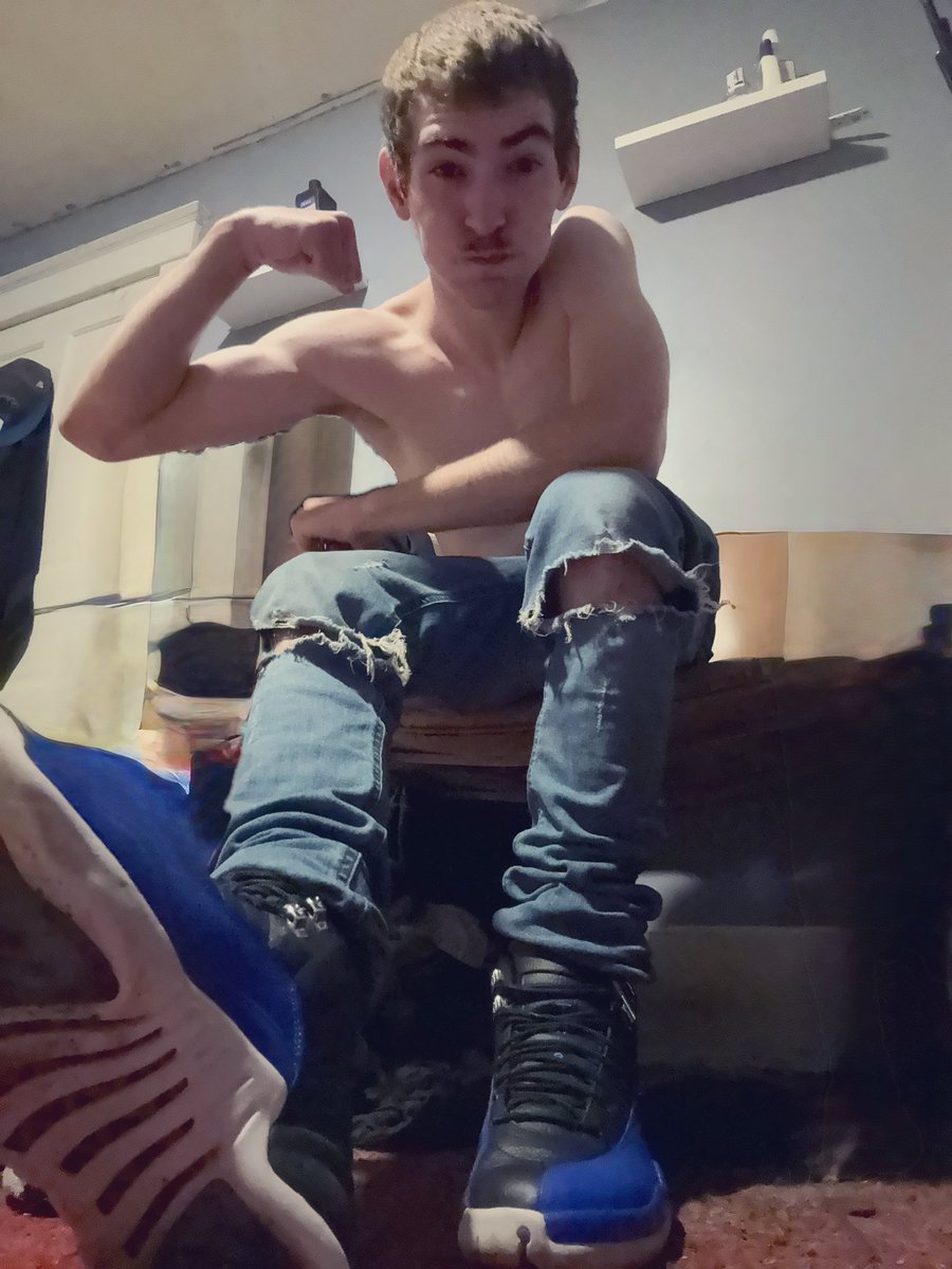MasterDrake9's tweet image. Drop down and kiss my 12s! 
#findom #shoecleaning #Jordan #God #cashmaster #cashfag