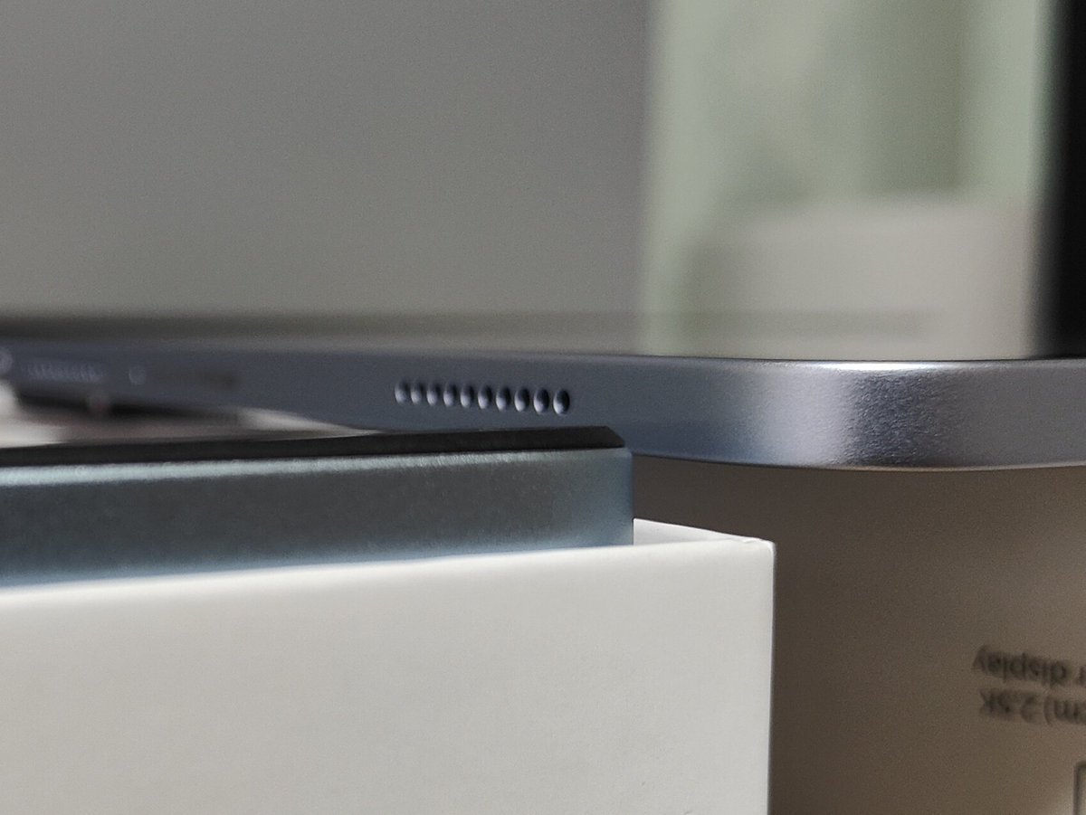 右がXiaomi Pad7
左がRedmi pad2
画面のサイドフレームより画面が厚いね。