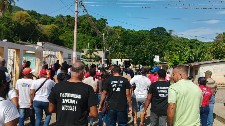 Sucre_MRT's tweet photo. Somos rebeldes de consciencia.

#VotaTupamaro

La militancia #Tupamaro del mpio. #Mariño Edo. #Sucre realiza casa a casa junto a la candidata a Alcaldesa #Yelitza #Hernández y los concejales de la Revolución Bolivariana para el triunfo de las elecciones del próximo 27 de julio. https://t.co/GTsQPsf0W5