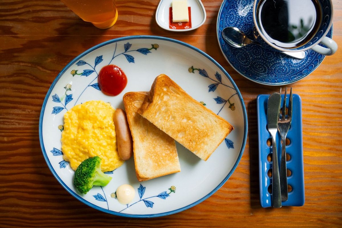 chichiburesort's tweet photo. 📸✨有田焼のうつわで朝から贅沢モーニング☕🍞
御花畑駅徒歩3分の「カフェ＆ギャラリー 武甲庵」へ。手描きの器で味わうコーヒーと、緑あふれる庭を望む窓際席で“静かなご褒美時間”をどうぞ。 https://t.co/Y9Pnyy0iEv