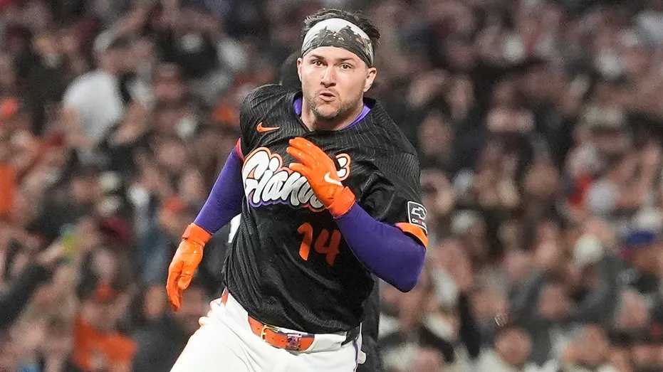 BasWolfe's tweet image. History made! Patrick Bailey of the Giants hits the first inside-the-park walk-off home run by a catcher in nearly a century. Incredible finish at Oracle Park!  foxnews.com/sports/giants-…