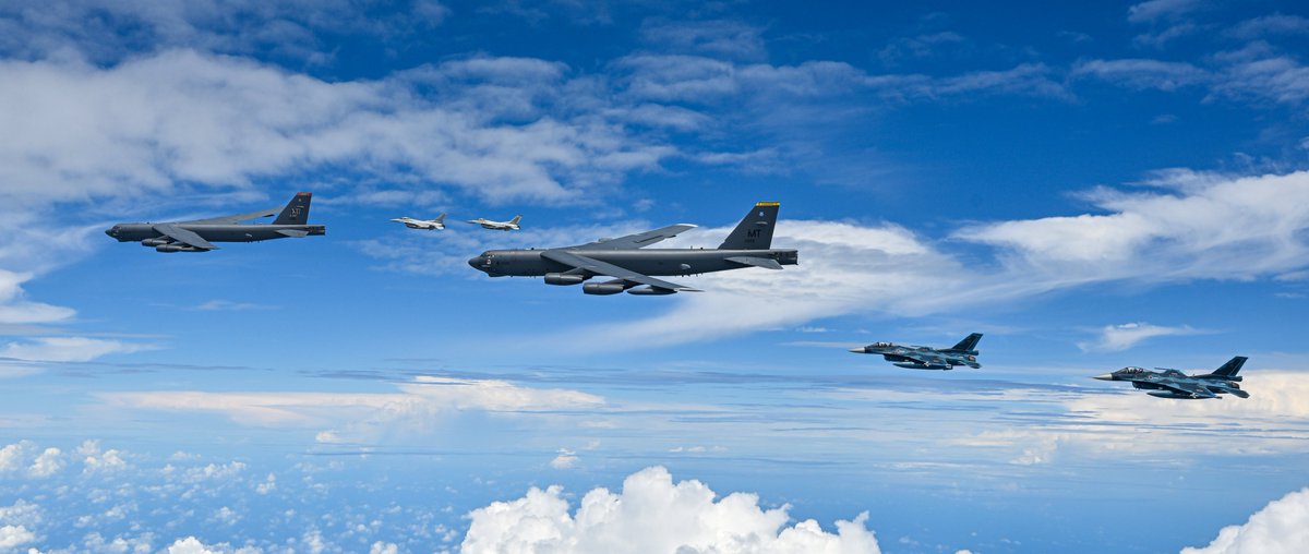 USPACOM's tweet photo. 🇯🇵-🇰🇷-🇺🇸 #TrilateralFlight ✈️
Fighter aircraft from @JASDF_PAO_ENG & #ROKAF escorted @PACAF bombers operating in the #IndoPacific—reinforcing collective airpower and readiness to respond to regional challenges.
#Security 📸 Courtesy Photo
🔗 Read more:https://t.co/Mfx0edSOdV https://t.co/9pnQpgWoQ9