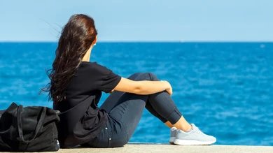 أسراب الانتظارات تُحلق ، والشوق لا يغريه من الموانيء إلا حنين الوعود ،