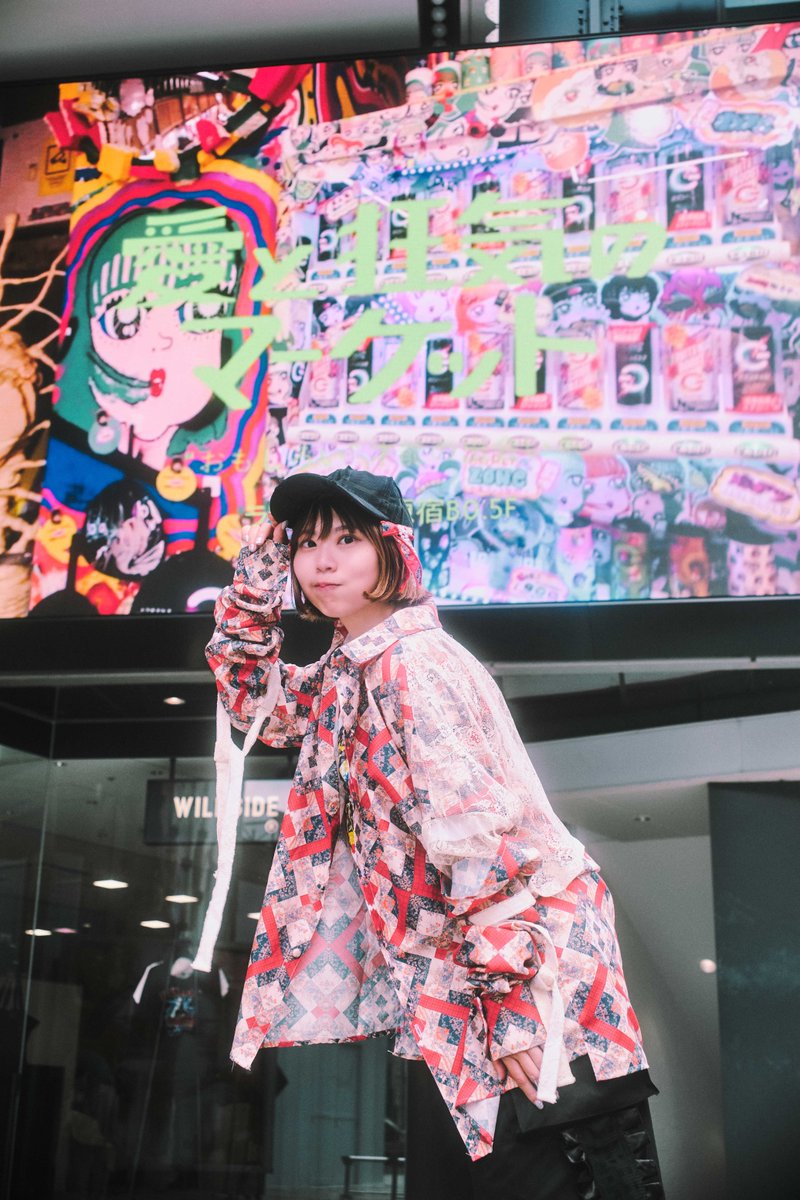 xxxcomplexxx's tweet photo. --- PRE ORDER -----
👔チェックに滲む花の残響柄
レースKASANEシャツ👔
¥34,000
https://t.co/zzZQoR18Nx
ファブリック感の強いレース素材と滑らかなオリジナルテキスタイルの生地をドッキングさせた素材の組み合わせ。
どちらもドレープ感が強くシワが目立ちにくくイージーケアな素材です。
ドレープ感を活かしたルーズシルエット素材感との相性を考えやや長めで風になびくシルエットに仕上げたやや前後差を強めることで1枚でも存在感が出せる設計です。
袖の杉綾テープで袖の長さを遊べるデザイン性がある主役トップスです。
発送予定:8月下旬~9月中旬予定
素材:表地・レース ポリエステル 100%
#UnComplex #テキスタイル #シャツ #fashion #japan