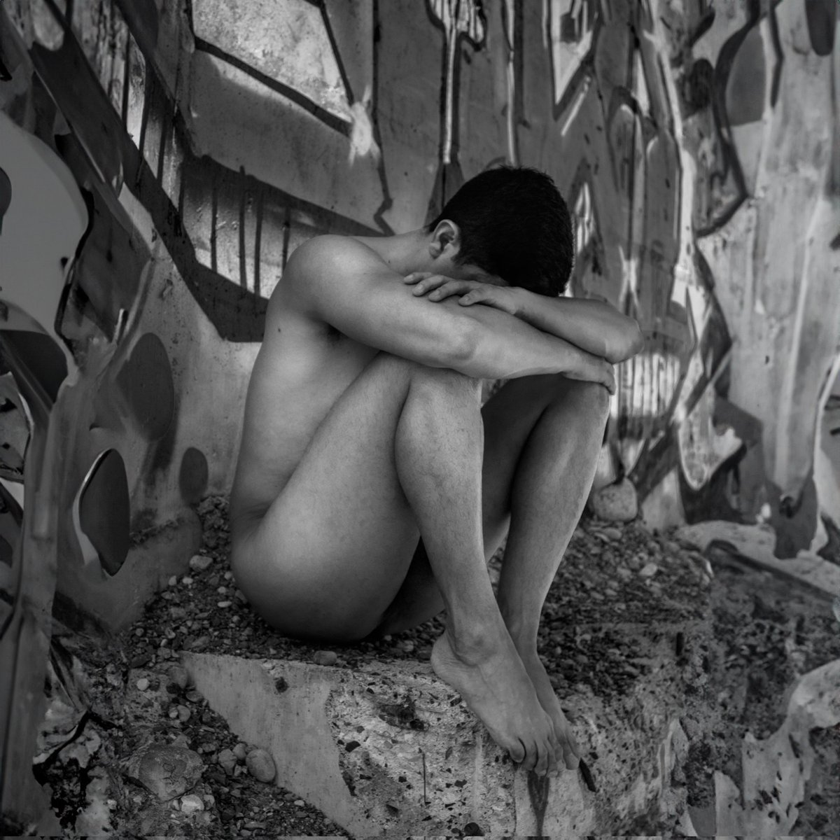 Ser hombre no debería significar cargar en silencio.
A veces, desnudarse es mostrar el alma, no el cuerpo.
¿Con quién te atreves a ser real?

#GayMen #LGBTQLatam #VulnerabilidadQueer #AmorPropio #SinCloset
