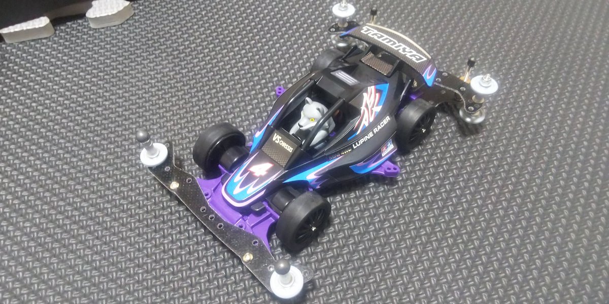 kei_tnsk_MF's tweet image. 初めてVSシャーシ組み立てたけど、フロントブレーキ貼るとこない…
なんか無理やりまっすぐのステー取り付けたけど、これでブレーキになるんかな
#ミニ四駆好きな人と繋がりたい
#ミニ四駆初心者