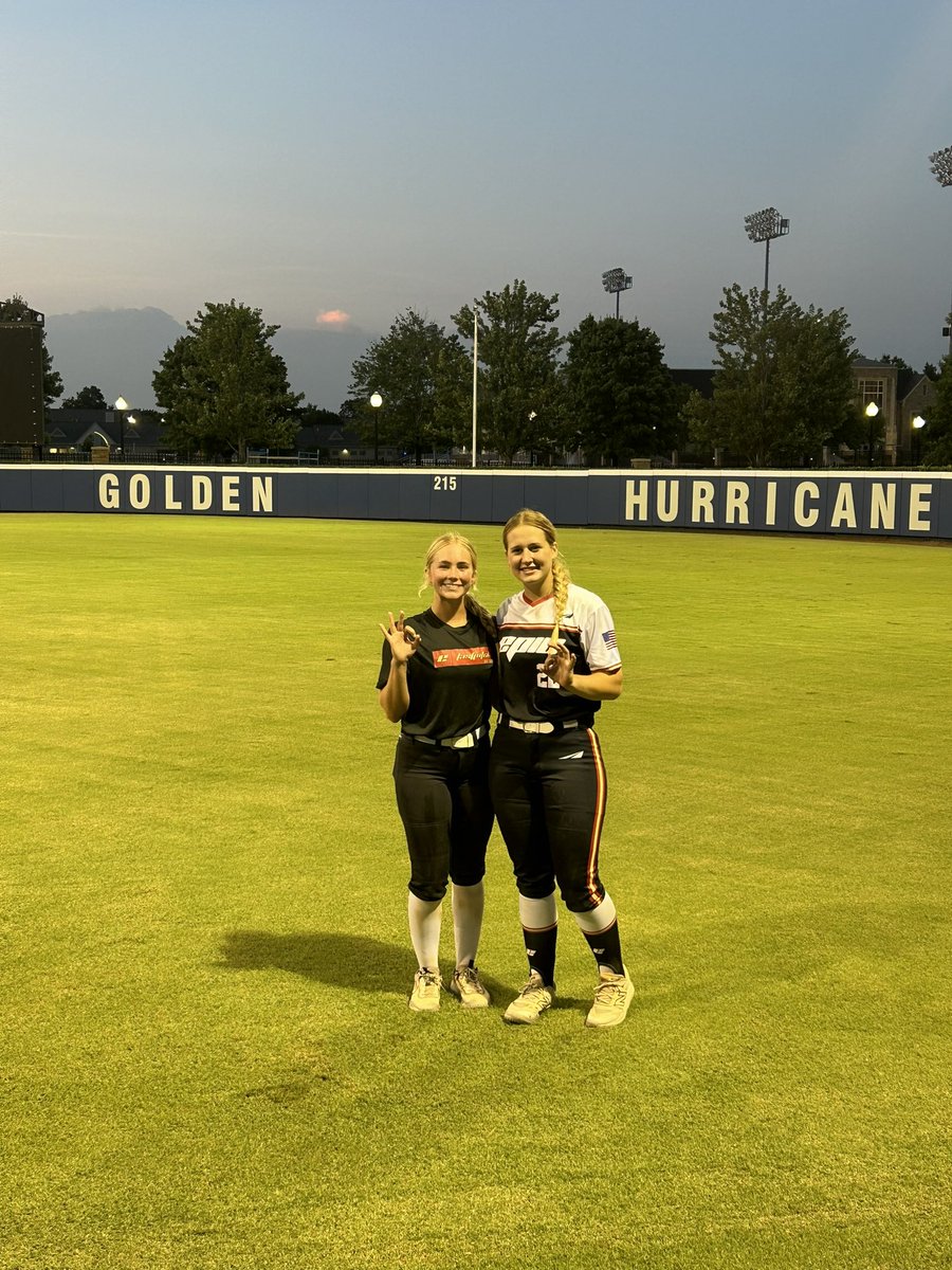 Under the lights💡💡hitting camp with my favorites. Thanks you so much to all the coaches and players for all the great help and tips!!! #ReignCane
<a href="/Strimp25/">Crissy Strimple</a> <a href="/bsmart17/">Brooke Smart</a> <a href="/CoachDreswick/">Jess Dreswick</a> <a href="/TulsaSoftball/">Tulsa Softball</a>