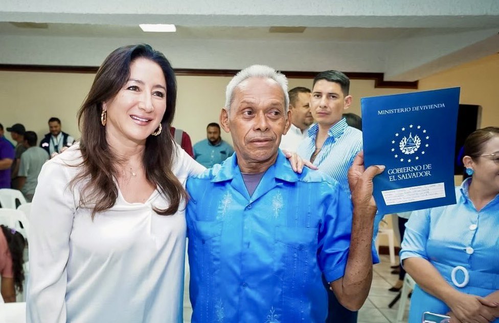 romeoauerbach's tweet photo. Por años muchas familias esperaron para que la empresa #Argoz les resolviera sobre sus escrituras
Con la intervención de la Ministra de Vivienda @misol140 se les esta haciendo entrega de sus valiosas escrituras
👏👏👏 https://t.co/omMYUO0O94
