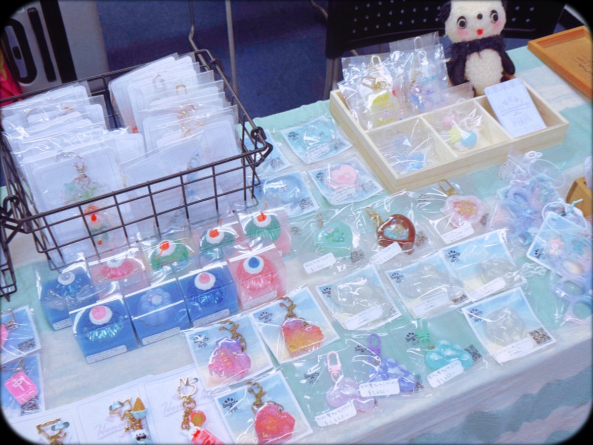 honeyskybiscuit's tweet photo. #超アートフェス ！！！！
開場してます！！！

ちょっと家出るの遅れちゃって設営今終わりました🫠
 
かわいいものたくさん持ってきたので、遊びに来てね！！！！

シャカシャカゆらゆらたくさんしてね！！！！！ https://t.co/DsllNG3lVk