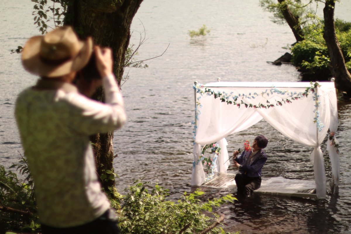 【湖に浮かぶベッド🛌✨】

今年も現れました…ベッドを浮かべる強者が😳

今回も運搬から組み立て、飾り付けまで協力して素敵なセットが完成しました🛠️

ベッド以外も船に乗るものなら持ち込みOK🙆‍♀️
何か浮かべたい場合はサンダル、濡れる用の服、ご用意ください👡👙👚

#コスプレ
#恋と深空 
#ホムラ