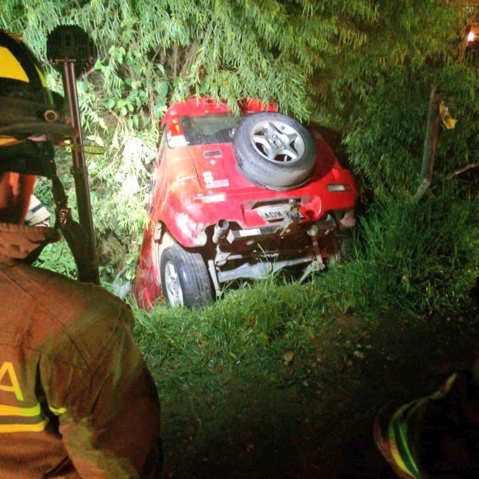 Un vehículo perdió pista y terminó en una quebrada, ocurrió la noche de este viernes en el sector de Chicta rrumi en Sinincay. Personal de #BomberosCuenca atendió a los ocupantes del carro que resultaron heridos