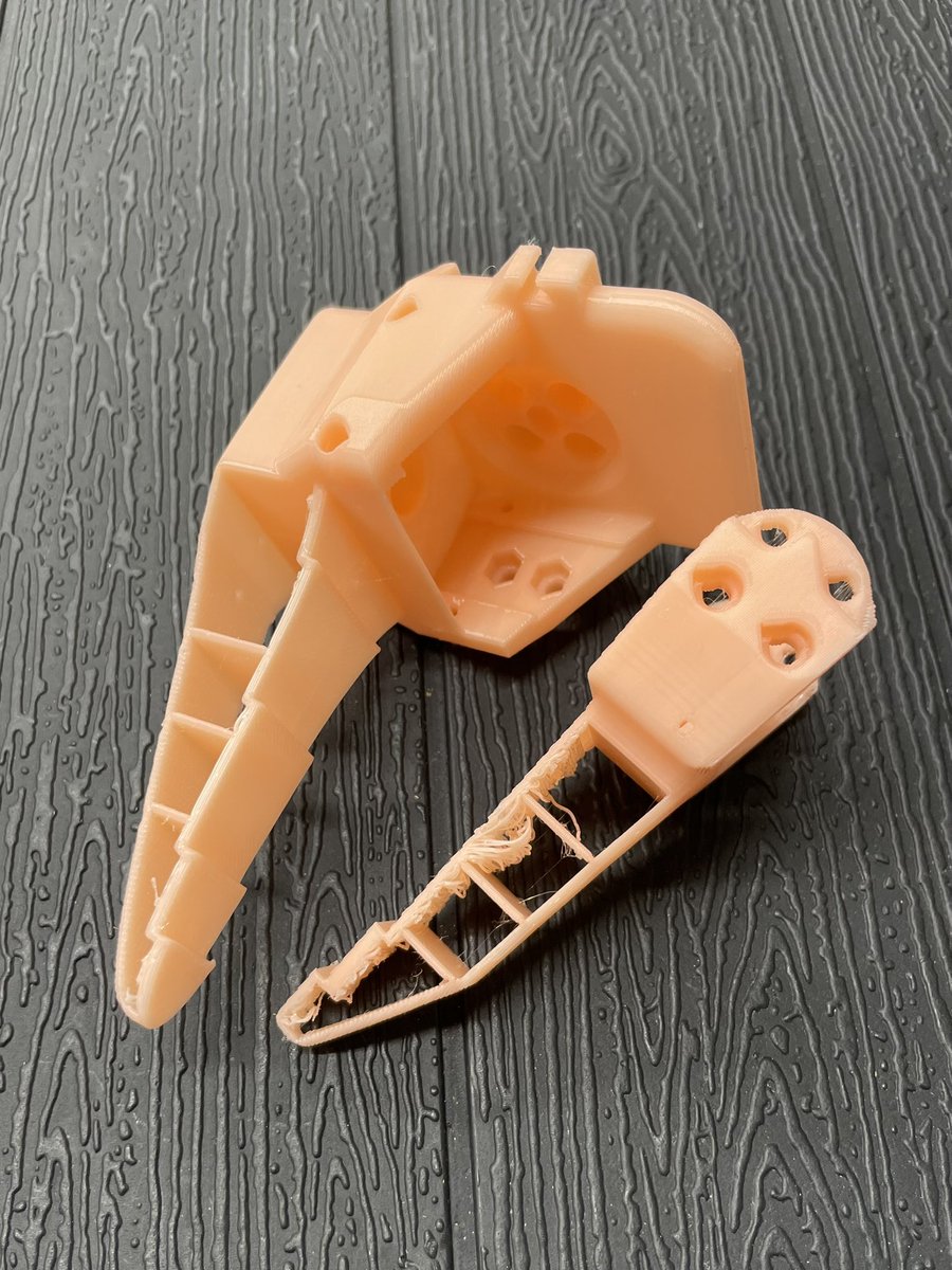 nady_researcher's tweet image. やわらかオレンジソルベアームは本当にあったんだ！
父さんは嘘つきじゃなかった！
#lerobot #so101