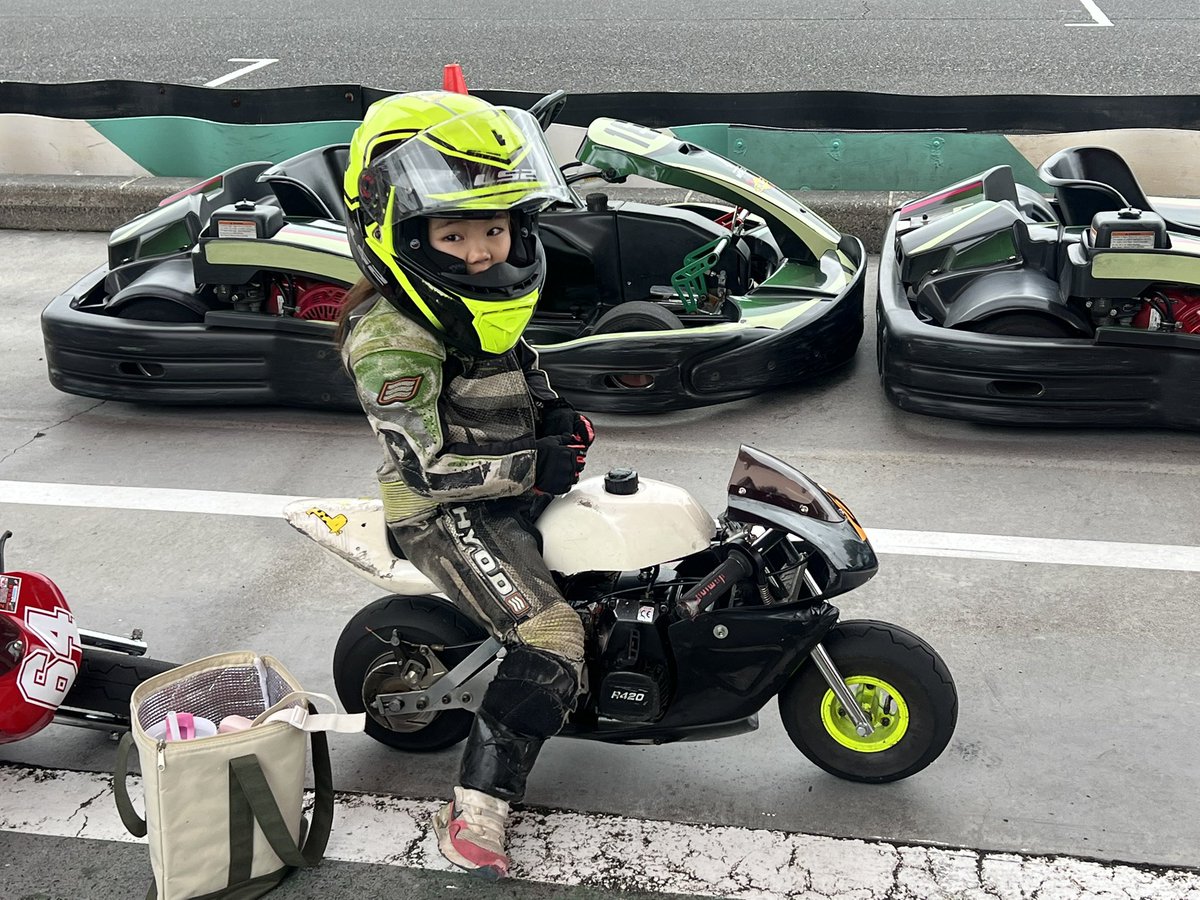 本日よりモビリティリゾートもてぎで
ポケバイ試乗会を行っておりますが、
ポケバイライダーも一緒に
もてぎにおります👬
現役ポケバイライダーの走りを
是非、間近でご覧ください。
ギャラリーが多いとポケバイライダーは気分🆙大変喜びますので応援よろしく
お願いします🙇模擬レース開催16:00〜