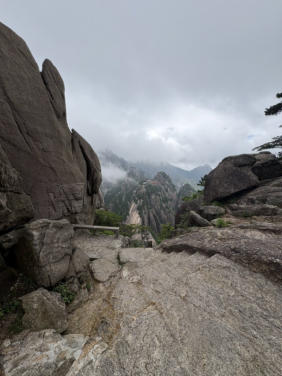 爬黄山天都峰真的想两眼一闭直接跳下去
上山不敢回头下山不敢抬头