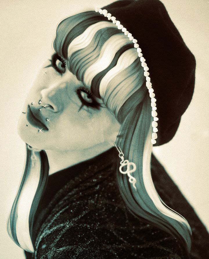 fatos (in)úteis sobre mim.     

altura — 1,75
idade — 211
tamanho do pé — 37
signo —  aquariano
tatuagem — algumas
piercing — 9
cor favorita — verde
série favorita — bridgerton
animal favorito — serpente
comida favorita — sangue 
bebida favorita — vinho