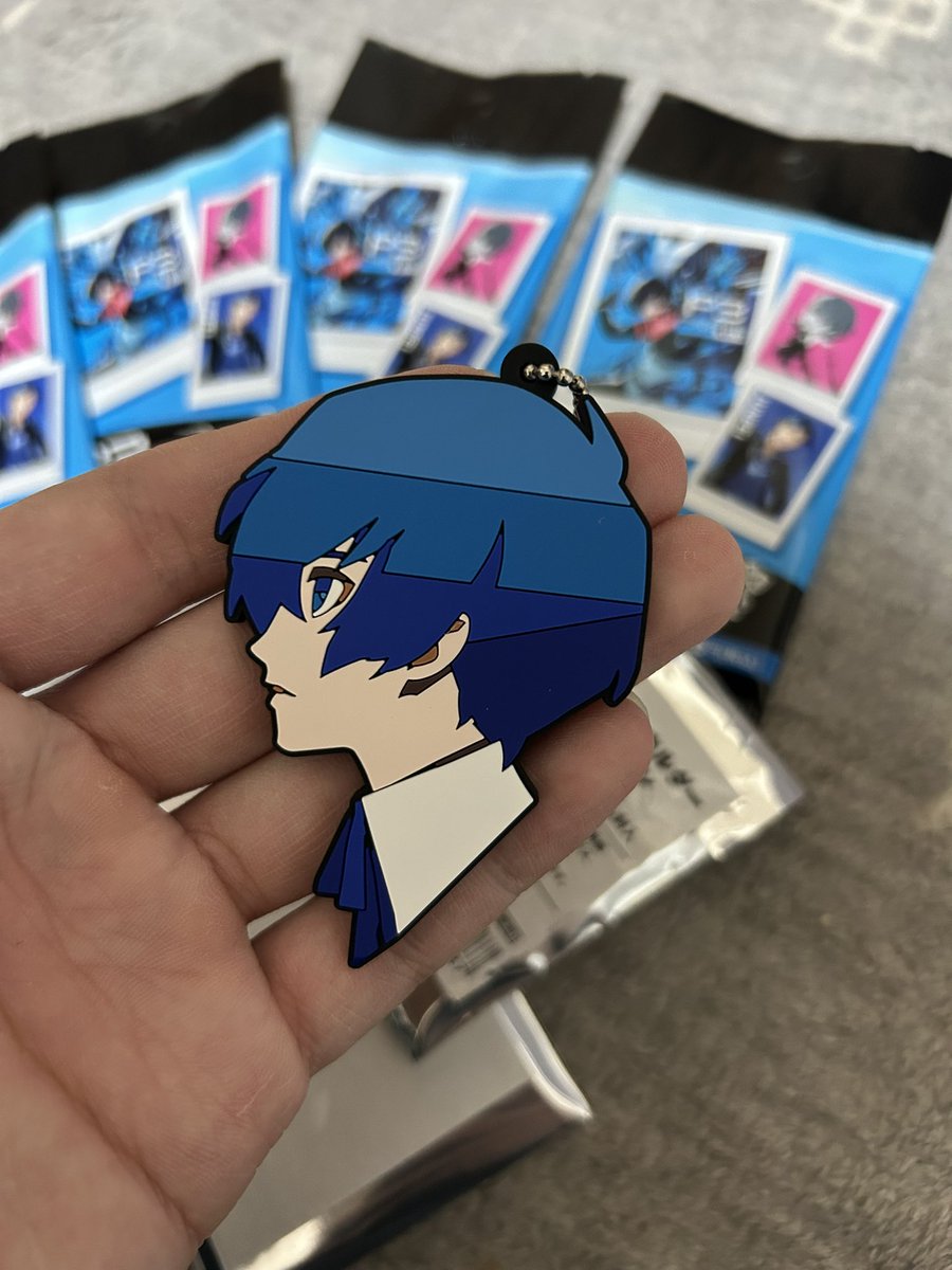 おはようございます！
今日はP3Lを見に東京へ行ってきます！
舞台行くの久々だから少し緊張してる…
そして昨日、アニメイトで買ったランダムラバストで無事キタロー引き当てたので、今日はこれ付けてく！！