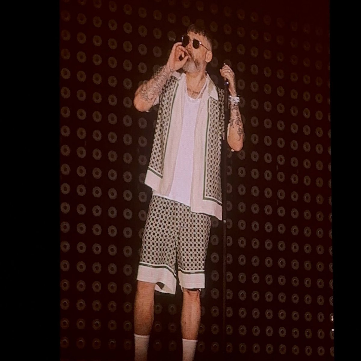 louis smoking on stage when???? 😔