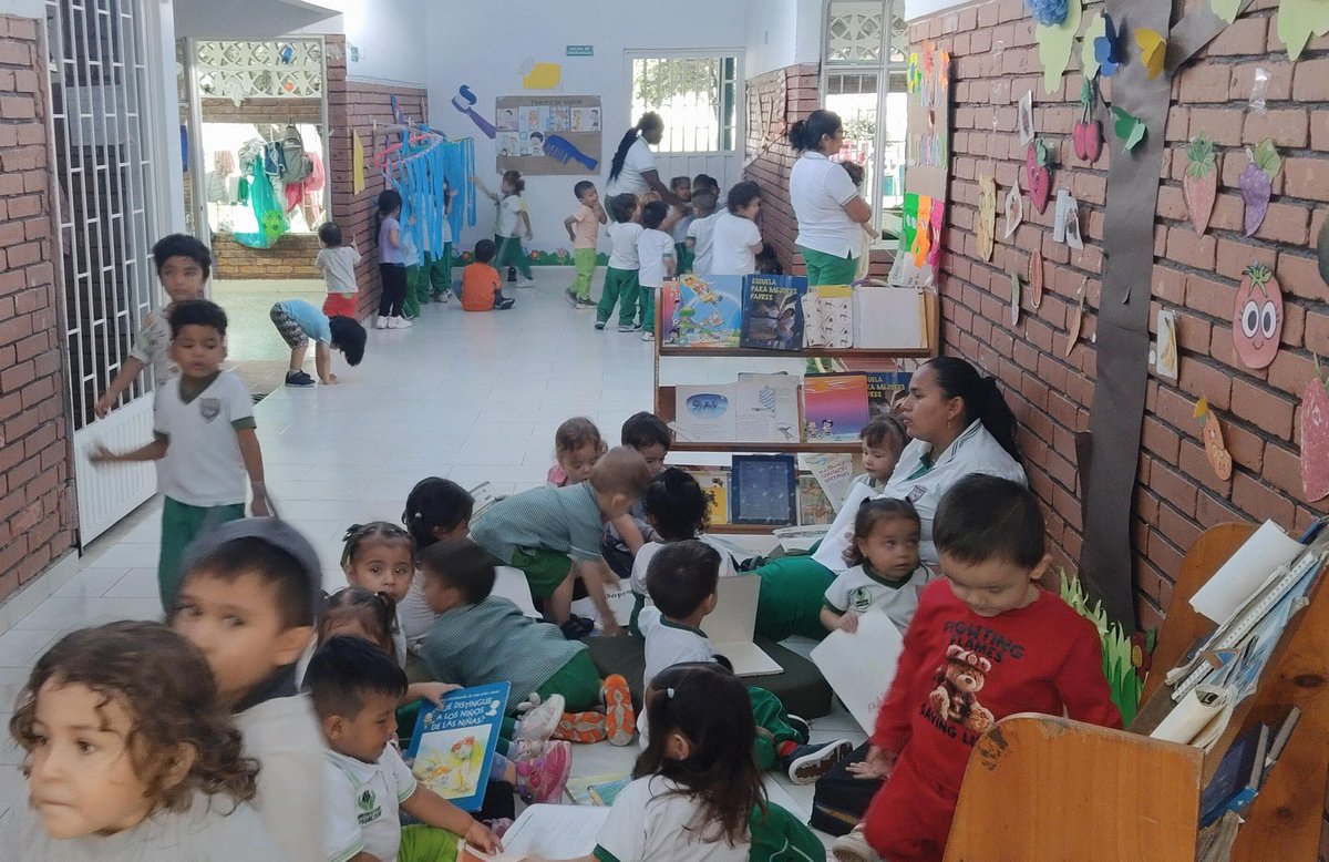 ¡Día de lectura en Yopal! 📚137 niños del Hogar Infantil Esteritos disfrutaron de cuentos y actividades dedicadas a fomentar el hábito de la lectura. Desde la Regional Casanare estamos creando una generación de lectores apasionados para un futuro brillante. #BienestarEsInfancia