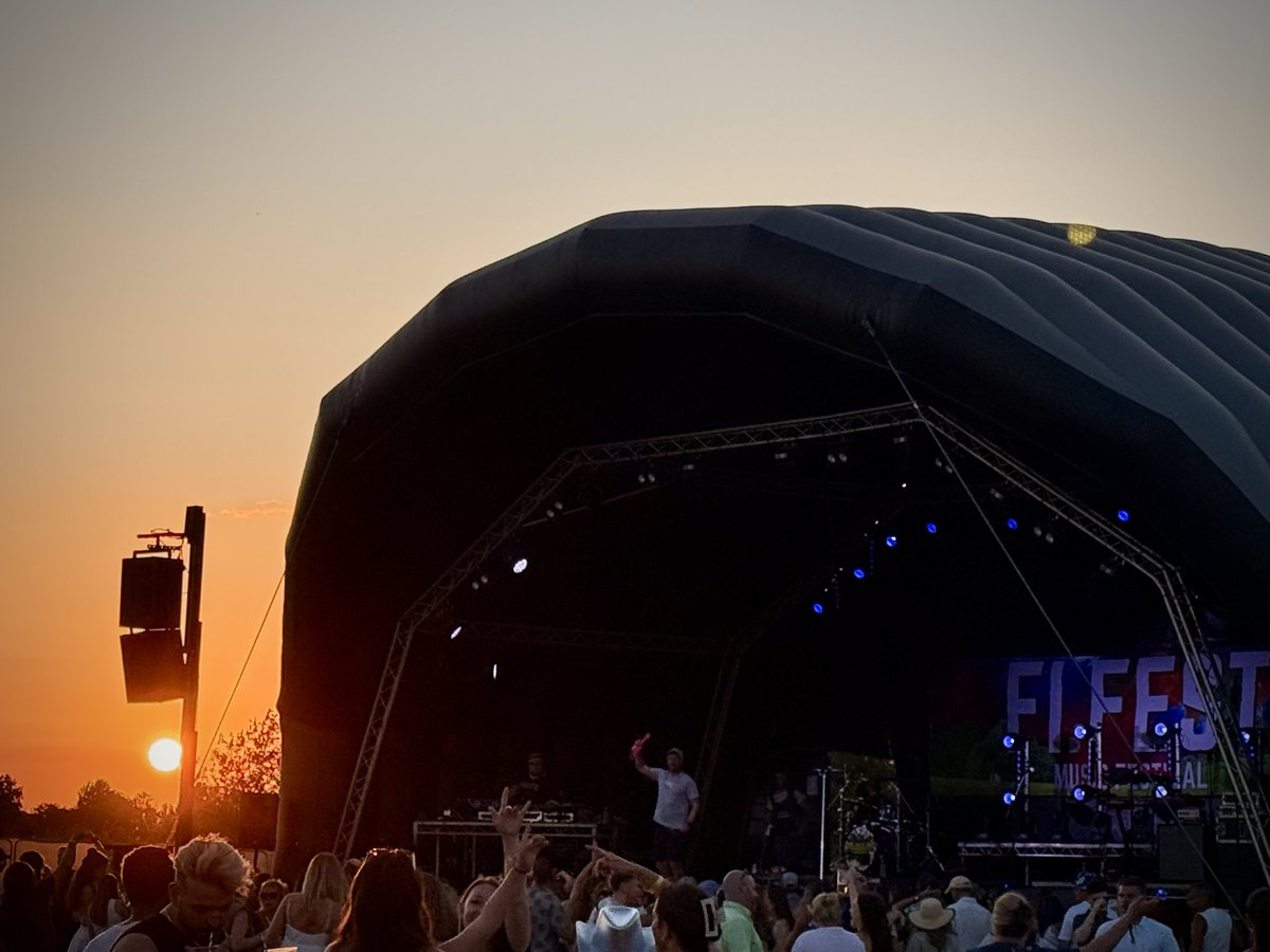 zeronineapps's tweet photo. Top night at #FiFest watching the brilliant @RickParfittJnr @RPJBand https://t.co/URbA1QNGv2