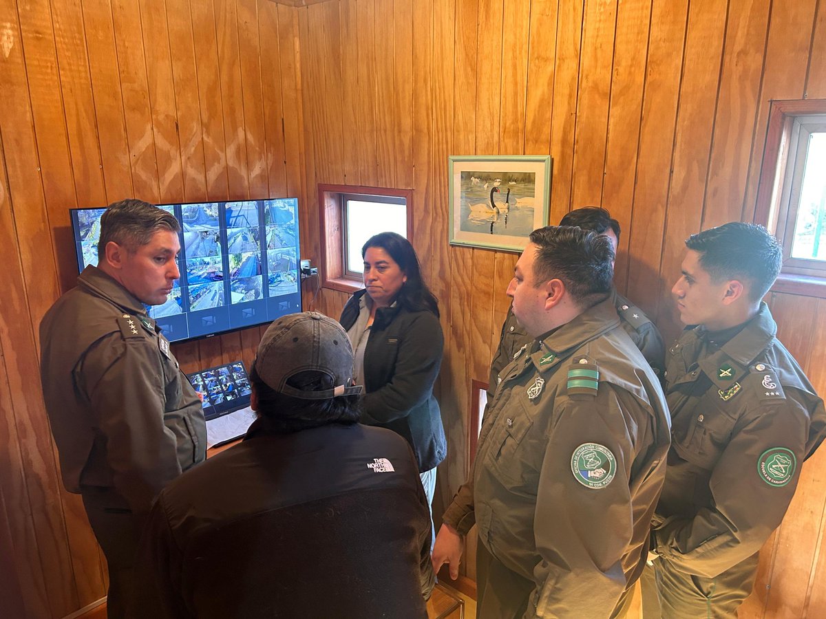 #Pucón: Para potenciar el trabajo mancomunado con la comunidad y para más seguridad, Carabineros 9ª Comisaría participan en inauguración del nuevo sistema de televigilancia de la Junta de Vecinos "Las Araucarias", reforzando además recomendaciones de autocuidado. #OrdenyPatria