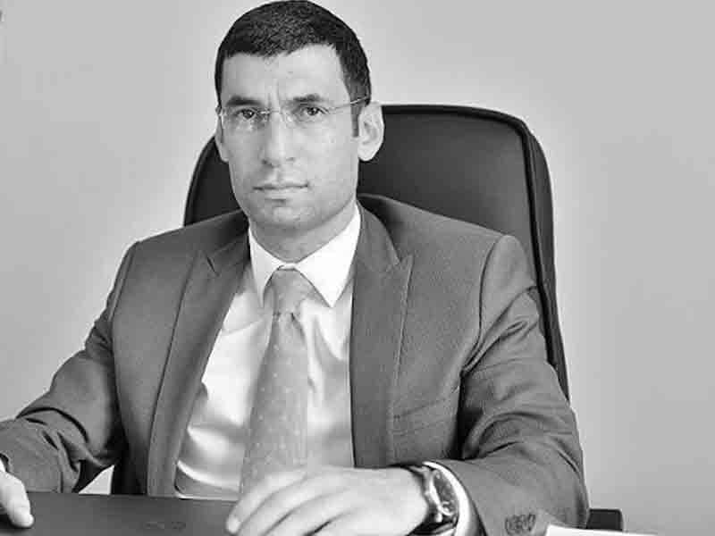 devletin beyin ölümü... 

mardin derik'te görevi başında katledilen şehit kaymakam Muhammet Fatih Safitürk'ü de unuttular, unutturdular. emri verenlerle bugün ateş yakıp oyun oynadılar. yatacak yeriniz yok ulan!

barışmış, sokayım barışınıza, abdullah öcalan kılıklılar...