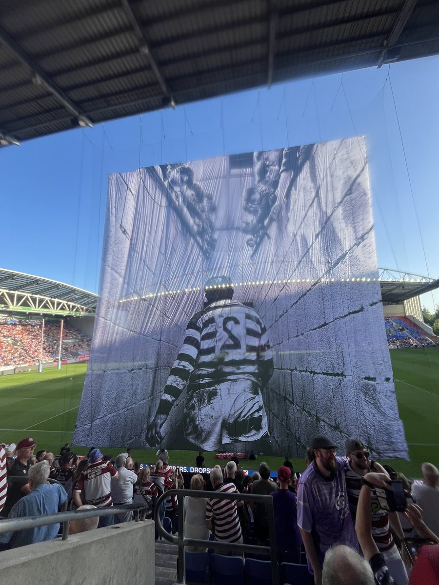 andy_shawcross's tweet photo. What @WiganWarriorsRL did for Sir Billy Boston tonight was incredible. His knighthood was many years overdue but to see his face tonight when old teammates came out and Russell Watson serenading him was superb.
King of the town, there’ll never be another #sirbilly https://t.co/8qMGnKXDAT