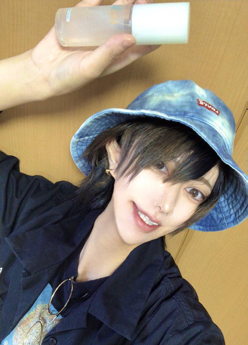 ニコニコのり株式会社さんからメイクフィックスミストEMILUSをご提供頂きました！！

保湿もできてメイク崩れも防止できるフェイスミストで純粋に超優秀！！！！✨

海苔の成分が入ってるのは流石にびっくりしました！！

#EMILUS #ニコニコのり 
 #pr