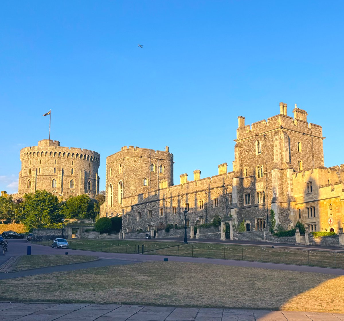 BishopAngaelos's tweet image. A beautifully clear and breezy summer’s eve at the wonderfully picturesque Windsor Castle after this evening’s Evensong with my dear brother and friend Bishop Christopher Cocksworth, Dean of Windsor.