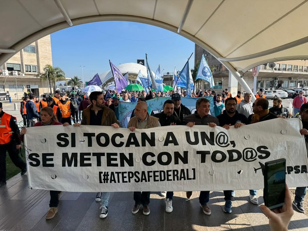 Aeronavegantes's tweet photo. Hoy, en el marco del plan de acción definido en el día de ayer durante el Plenario aeronáutico, estuvimos presentes en el aeropuerto de Ezeiza, donde participamos de la asamblea llevada adelante por @ATEPSA_Nacional. https://t.co/Ivf9sWYqGJ