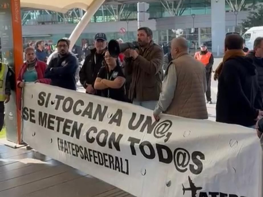 Aeronavegantes's tweet photo. Hoy, en el marco del plan de acción definido en el día de ayer durante el Plenario aeronáutico, estuvimos presentes en el aeropuerto de Ezeiza, donde participamos de la asamblea llevada adelante por @ATEPSA_Nacional. https://t.co/Ivf9sWYqGJ