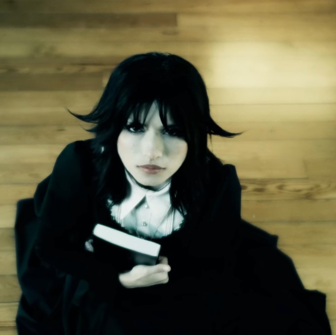 AZUCARFALSO's tweet image. 「 stares at reader* 」