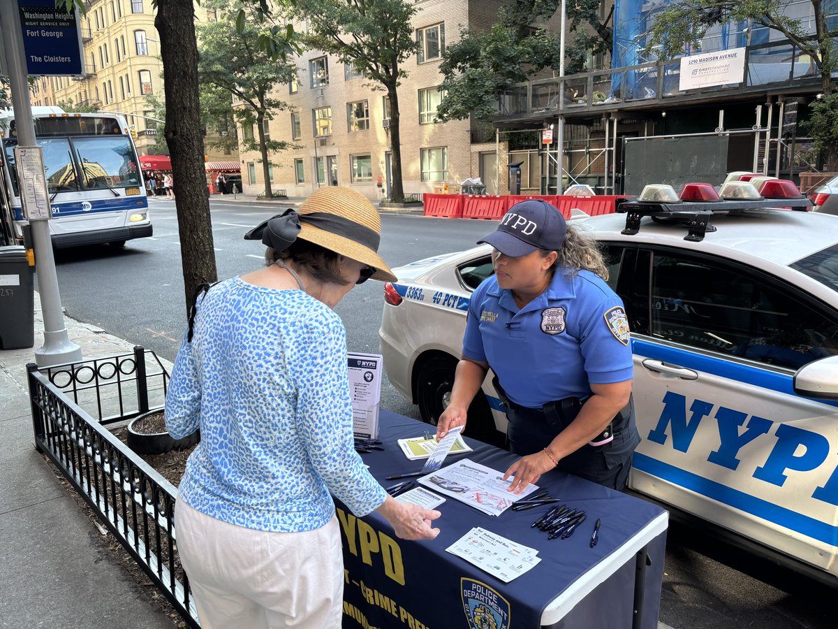 NYPD19Pct's tweet image. We’re out supporting our small Upper East Side businesses and providing presence to keep shop keepers and shoppers safe.
The Crime Prevention Division is popping up all over NYC to support small biz safety.