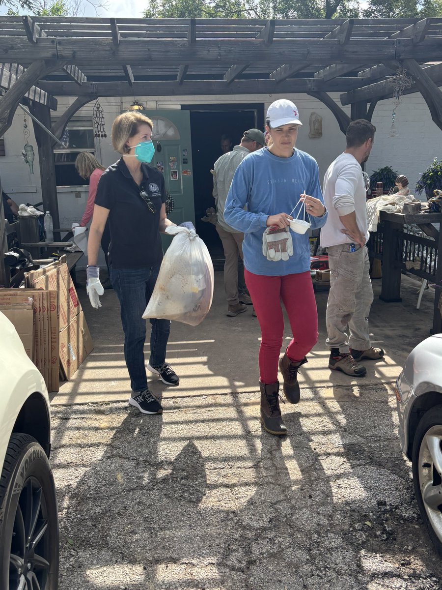 VikkiGoodwinTX's tweet image. Today my staff and I worked alongside Representatives Troxclair and Noble and their teams, plus staff from additional legislative offices, to help Central Texas flood victims in Burnet. We packed belongings and helped repair homes for families who have lost so much in these…