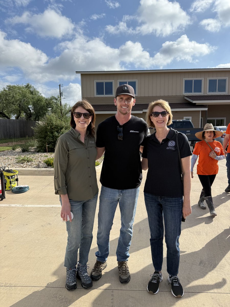 VikkiGoodwinTX's tweet image. Today my staff and I worked alongside Representatives Troxclair and Noble and their teams, plus staff from additional legislative offices, to help Central Texas flood victims in Burnet. We packed belongings and helped repair homes for families who have lost so much in these…
