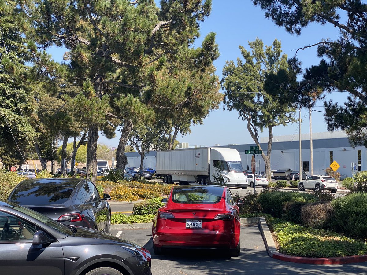 BerkelKip's tweet image. Saw my first $TSLA semi truck / 18 wheeler today… granted it was from the parking lot of a Tesla service center so