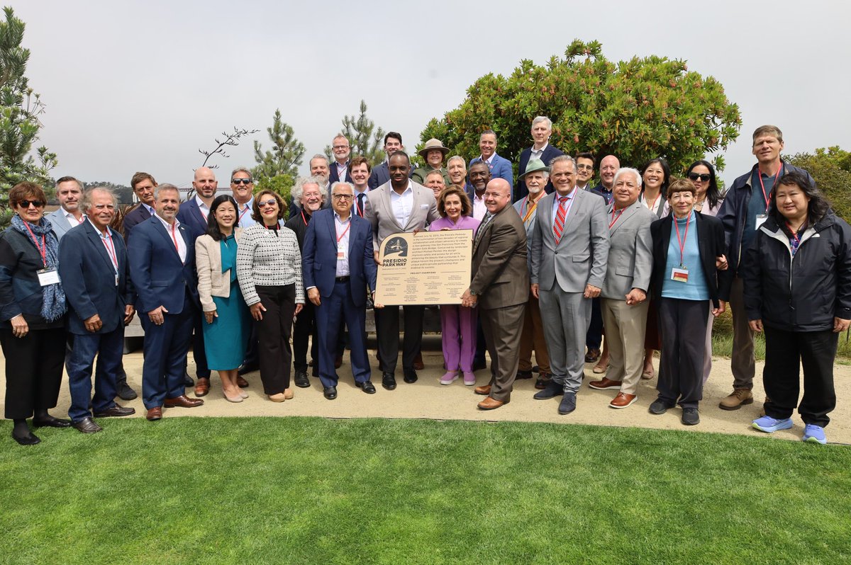 SpeakerPelosi's tweet image. Ten years ago, I worked alongside local, state and federal partners to transform Doyle Drive into the Presidio Parkway—a world-class connection to San Francisco, the Golden Gate Bridge and our Presidio national park.
Today, we celebrated the partnerships that made it possible.