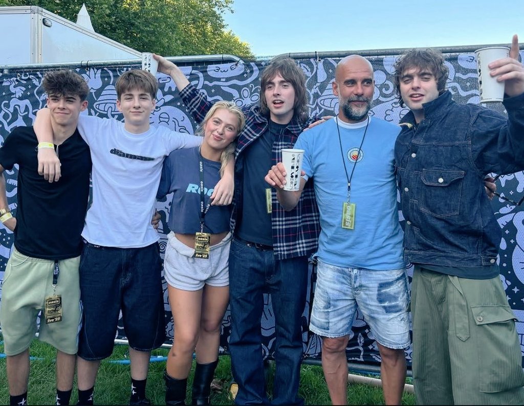 NOEL GALLAGHER'S SONS DONOVAN AND SONNY, DAUGHTER ANAÏS WITH  GENE GALLAGHER, PEP GUARDIOLA AND LENNON GALLAGHER 

WHAT A PHOTO!

Credit to the photog 

#oasislive25
