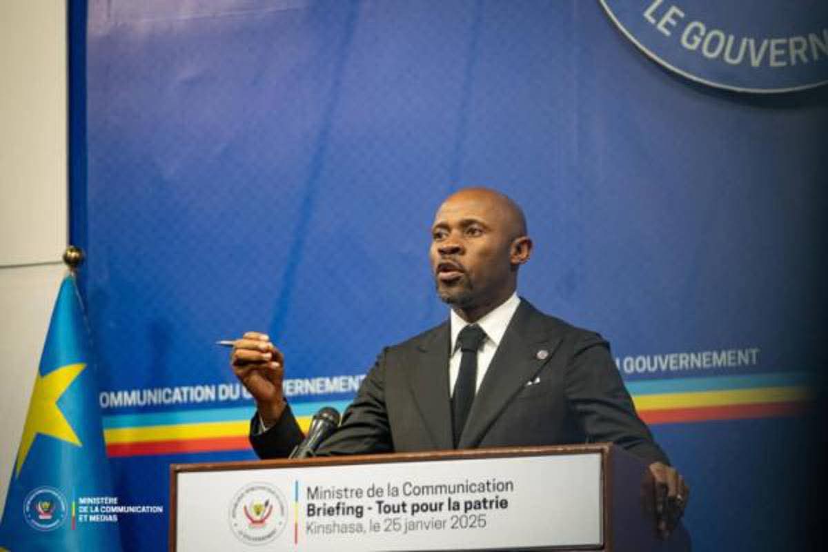 @RDC :Le ministre d la communicat% et porté parole du gouvernement signale à la population que, les Rebelles du M23 renforce leur position avc comme objectif d prendre <a href="/Uvira/">keynes</a>. C t aux décideurs d prendre d mesures nécessaires pr y faire face? Ou d pleurer au près d la population?