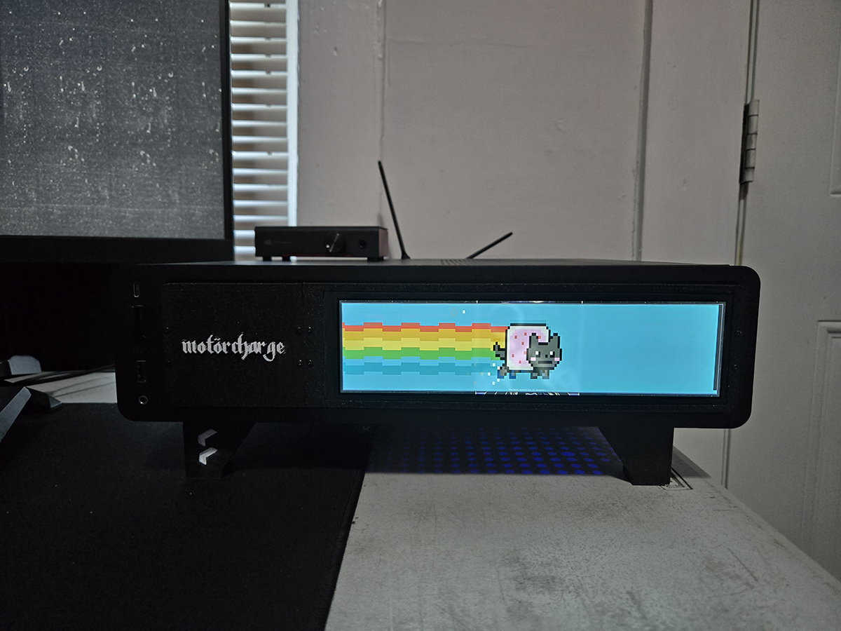 Motorcharge99's tweet image. New Linux build in a @fractalofficial Ridge. Thanks to @CraftComputing for the LCD screen idea and 3D print files for the mini monitor. This thing came out great.