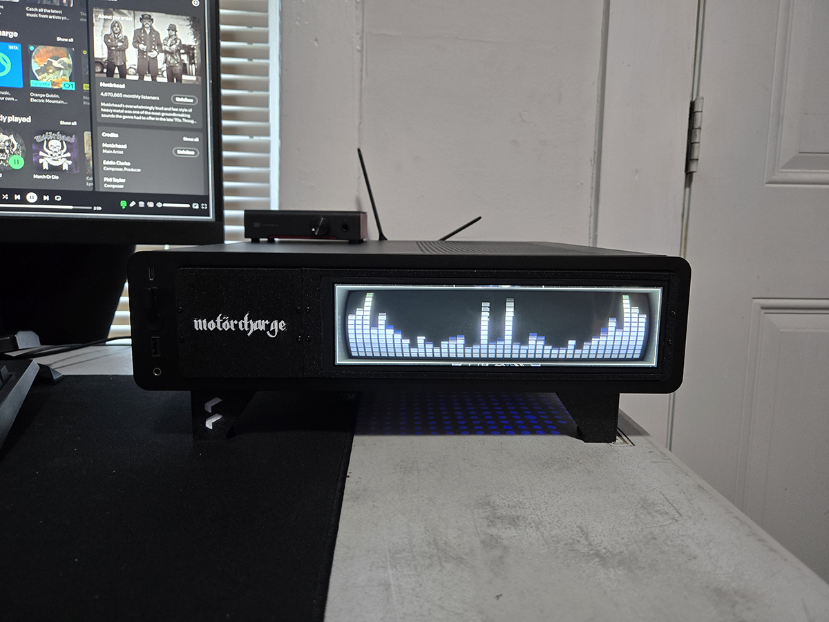 Motorcharge99's tweet image. New Linux build in a @fractalofficial Ridge. Thanks to @CraftComputing for the LCD screen idea and 3D print files for the mini monitor. This thing came out great.