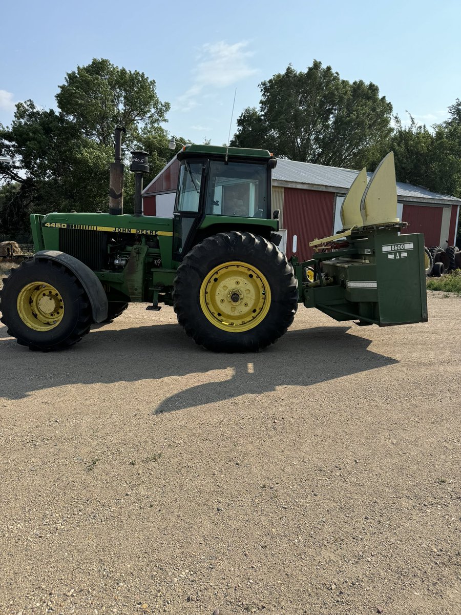 silagechopper's tweet image. Can’t seem to buy an inch a rain so I’m gonna go ahead and assume it’s safe enough I can unhook this and use my tractor in the hay field.