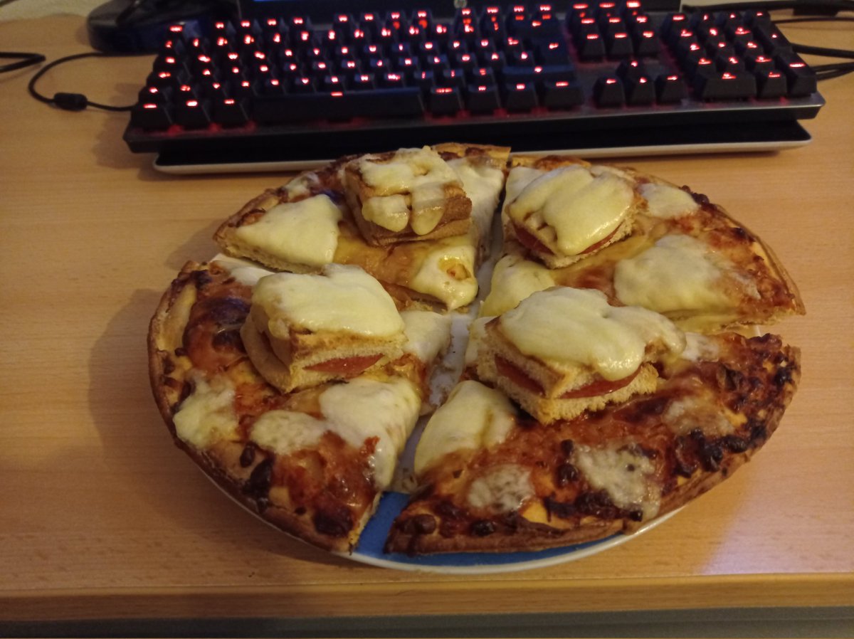 Sandwich Pizza 
mit Sandwiches belegte Pizza
