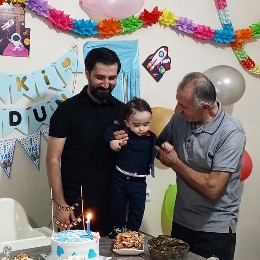 İkisi de Necmi…
Biri hayata tutunduğum dal,
Biri hayata tutunmam için gelen can.
Biri yıldızlara karıştı,
Biri gözlerimin içine bakıyor…
İsim aynı, iz farklı ama sevgi aynı.