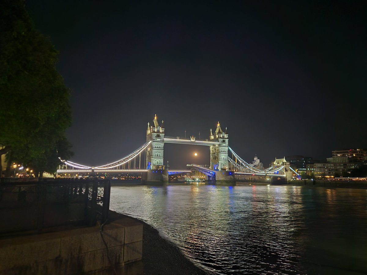 Back in before curfew...and was met by this beautiful site along the wharf. 🌕🏰🇬🇧
